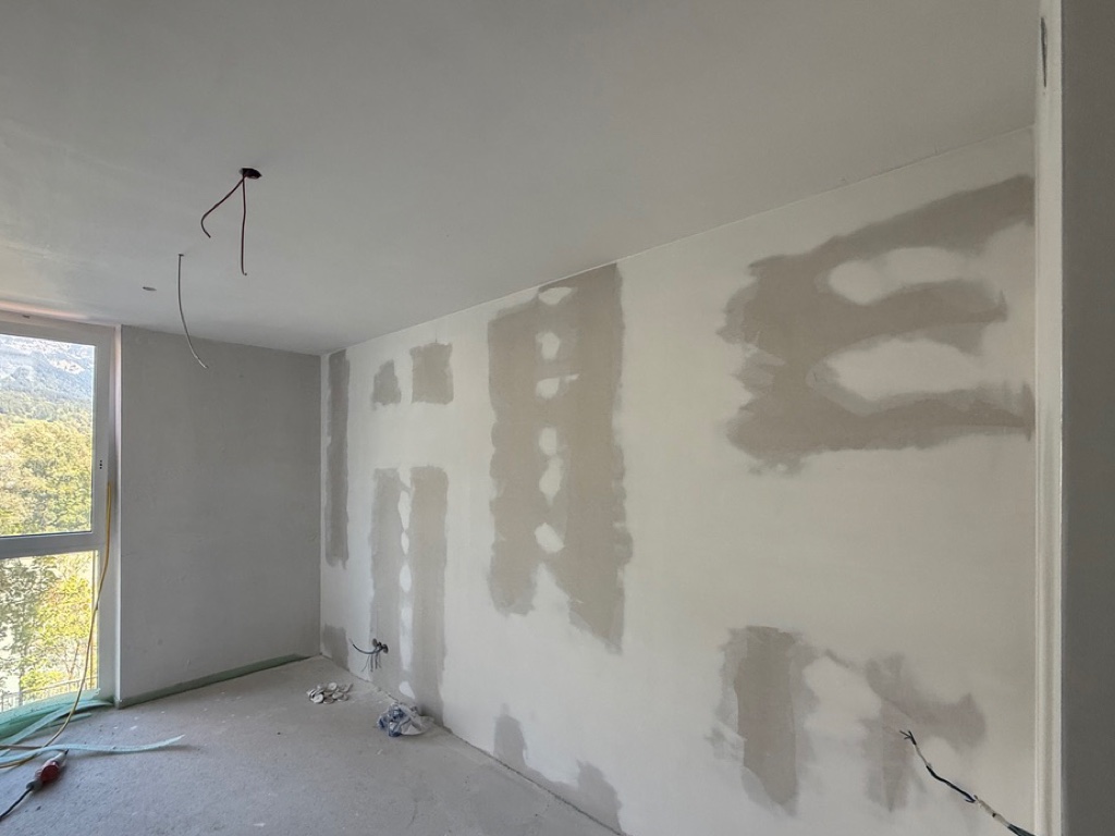 Raum mit gespachtelten Plattenstößen und Befestigungspunkten an Wand und Decke