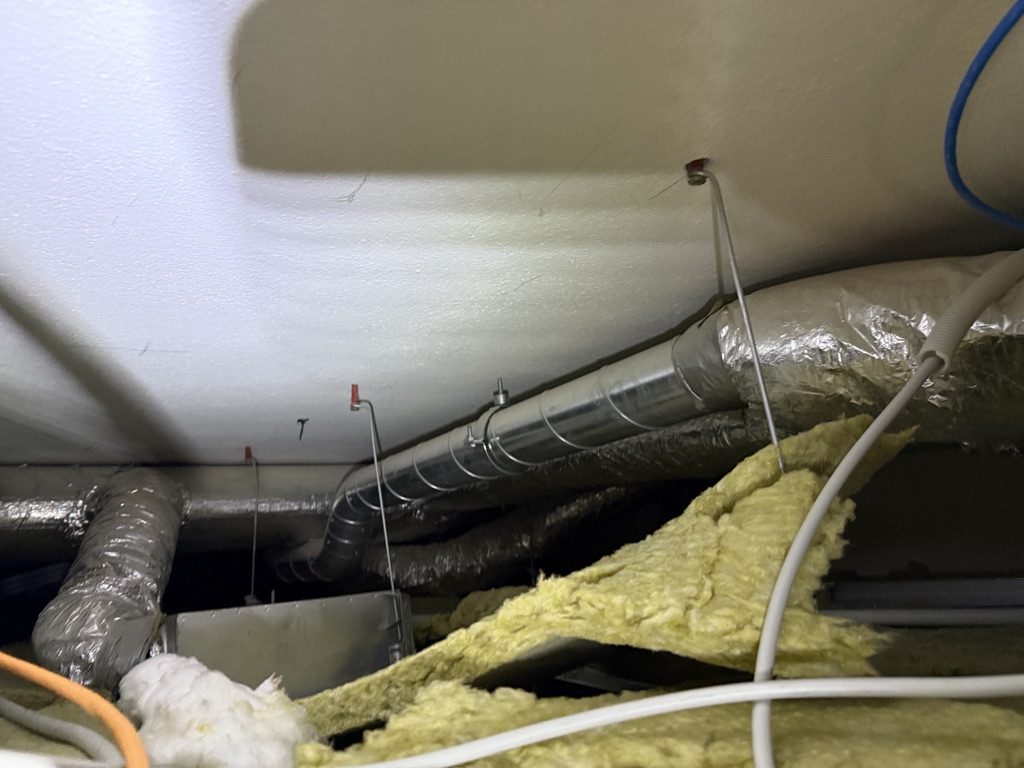 Blick in den Deckenhohlraum einer abgehängten Decke nach dem Öffnen