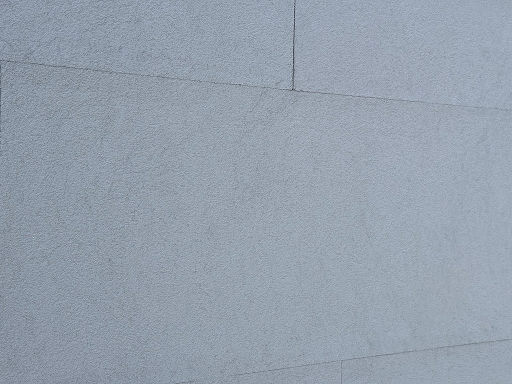 Fassade aus der Nähe, die Plattenstöße zeichnen sich im Putz ab
